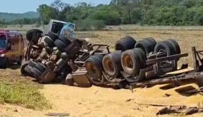 Rotatória mal projetada causa acidente com carreta em Bonito