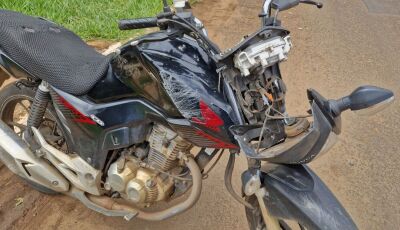 Jovem em motocicleta sem placa foge na contramão e bate em viatura em MS