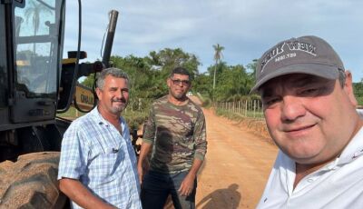 Josmail acompanha serviço de patrolamento e o cascalhamento em Bonito