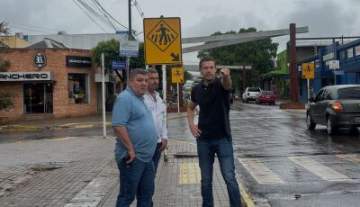 Prefeito acompanha montagem do Natal Mais Bonito 2025