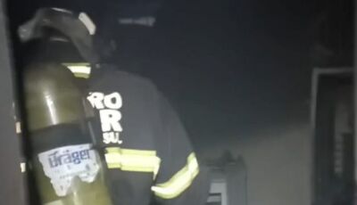 Vela acesa provoca incêndio e casa é destruída pelas chamas em MS