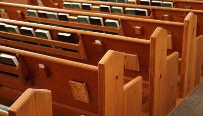 Jovem corre para igreja após ser esfaqueada 