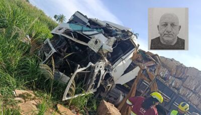 Caminhoneiro passa mal bate em árvore e morre em rodovia de MS