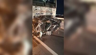 Carro parte ao meio em batida com caminhão e motorista morre em MS