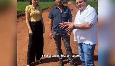 Equipe realiza cascalhamento na estrada da Gruta