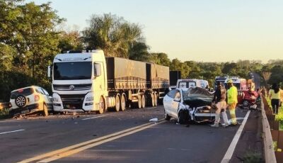 Mulher morre e 12 ficam feridos em grave acidente em MS