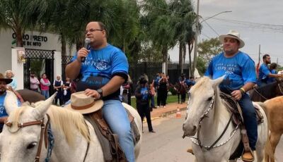 Prefeito parabeniza Padre Israel pelo seu aniversário 