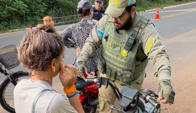 Blitz educativa sobre veículos ciclomotores e autopropelidos é realizado em Bonito