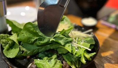 LEVE, ELEGANTE E SABOROSA: salada com filé do Brasa Bonito ganha destaque