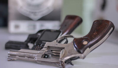 'Valentão' bate na esposa, foge de casa e vai preso com arma em MS