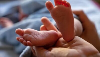 Bebê de 1 mês quebra costelas; pai alega que exagerou em massagem 
