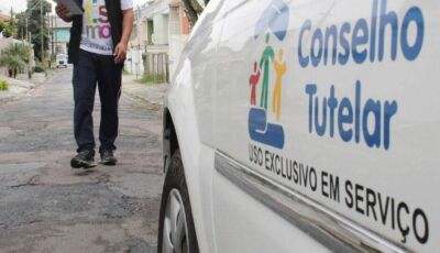Mulher sai para beber, deixa crianças sozinhas e vai presa 