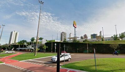 Mulher surta, passa amaciante nas partes íntimas e morde policial dentro de shopping