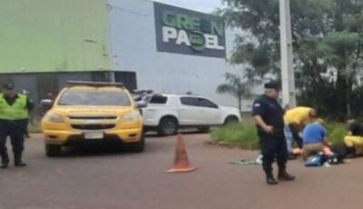 Trabalhador cai de caminhão durante instalação de postes 