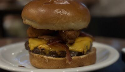 Na Brasa Bonito Steakhouse, Texas Burger conquista pelo tamanho e suculência