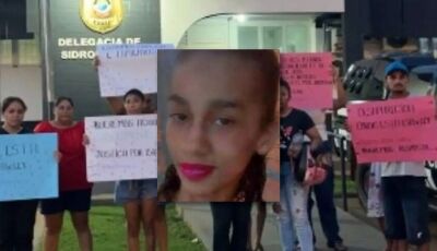 Com filha desaparecida há 55 dias, mãe realiza manifesto em frente à delegacia