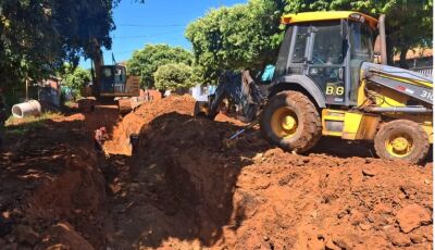 Obra  de drenagem é realizada na Rua 2 de Outubro, na Vila Donária