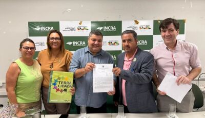 Prefeito assina acordo do Programa Terra Cidadã no Incra