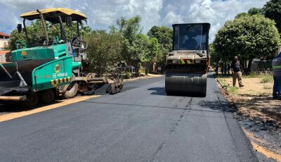 Equipe da prefeitura de Bonito realiza pavimentação da Rua Pérsio Shaman