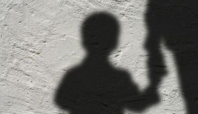 Criança de 2 anos é encontrada sozinha em rua em MS