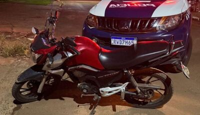Homem é flagrado 'empinando' motocicleta e quase atropela policiais 