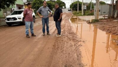 Prefeito conversa com engenheiro responsável por obras em rua de Bonito 