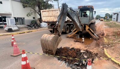 Prefeitura realiza manutenção de um buraco na Rua das Flores 