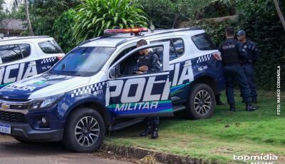 Bêbado, homem tenta esfaquear desafeto e joga pedras na viatura da PM