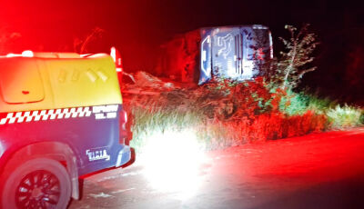 Ônibus de turismo tomba e passageiro morre 
