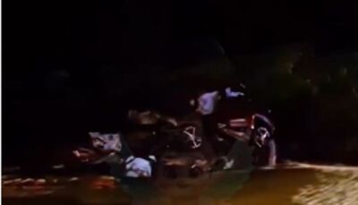 Batida entre caminhonete e carreta mata duas pessoas em MS