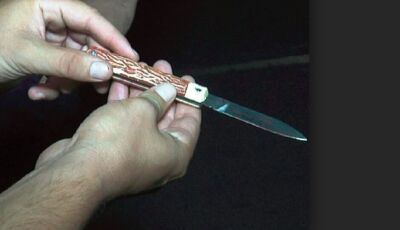 Aluno é flagrado com droga e canivete dentro de escola 
