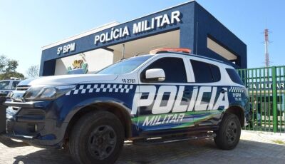 Jovem armado ameaça matar os pais, tenta invadir a casa e quebra medida protetiva  