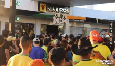 Homem briga durante show e quebra janela de viatura da PM 