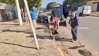 Equipe realiza limpeza de bueiros em Bonito