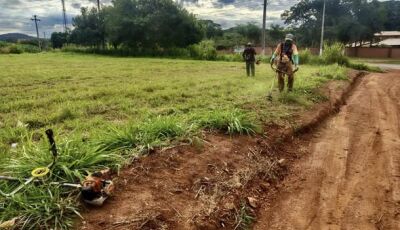 Equipe realiza serviços de roçada, limpeza e manutenção na estrada de acesso ao Morro da Antena 