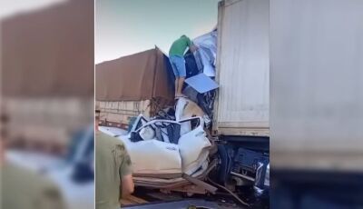 Casal em caminhonete morre esmagado entre caminhões 