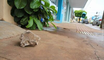 Mulher é atacada com pedrada no olho enquanto voltava para casa 
