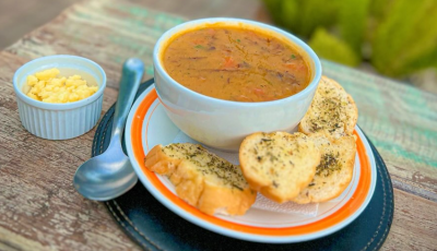Frio, praça e caldo quente: a combinação que movimenta o Pastel Bonito