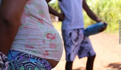 Jovem bate em companheira grávida e tenta se esconder em baú de cama 