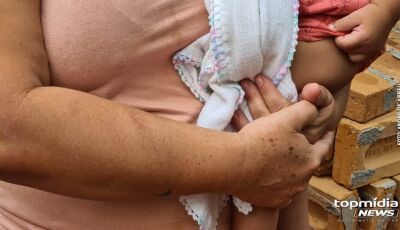 Mulher nega sexo ao marido e é agredida com filho no colo 