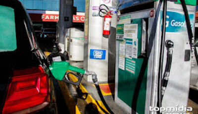 Motorista bêbado ameaça frentista por ordem em fila de posto