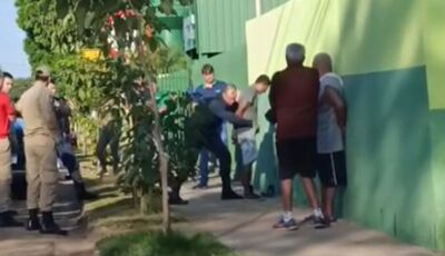 Homem com faca domina e arrasta crianças em porta de escola 