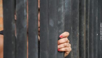 Bêbado, homem tranca a esposa e filhos e sai no soco com o sogro 