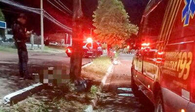 Motociclista bate em canteiro central e morre em MS
