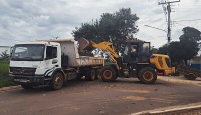 Equipe da Secretaria de Obras realiza limpeza na Vila Machado e na Vila Maruca