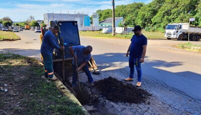 Equipe realiza limpeza das bocas de lobo na Rua das Flores