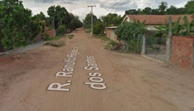 Idoso surta e ataca mulher desconhecida na rua com faca de serra 