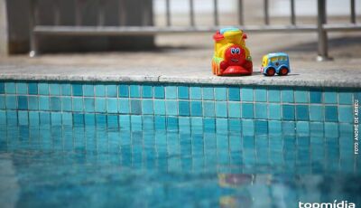 Criança de 3 anos se afoga em piscina de casa e é internada em estado gravíssimo 