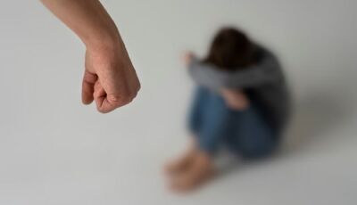 Mulher é agredida com socos e tem dentes quebrados pelo ex 