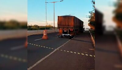 Motociclista bate em carreta parada e morre na MS-156 